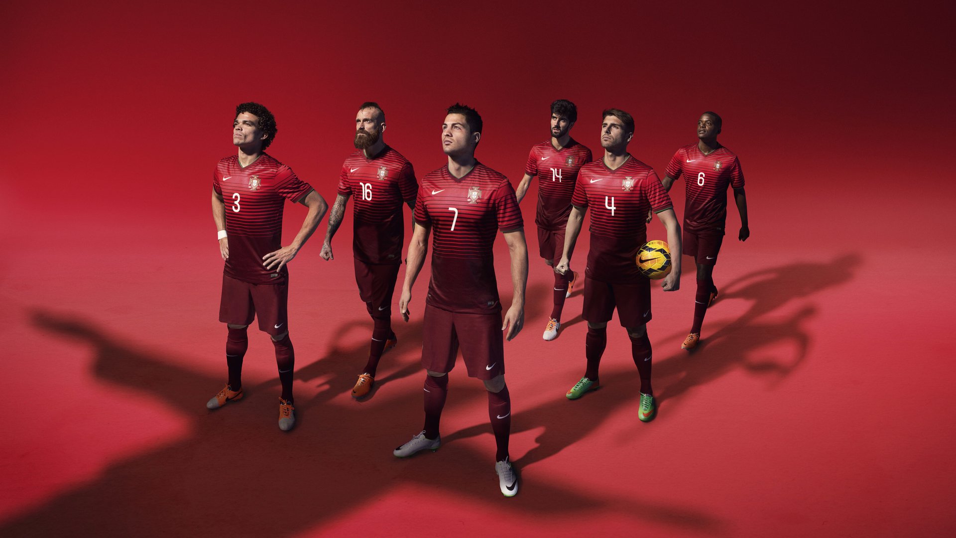 小组赛末轮“生死战”上演,球场氛围紧张