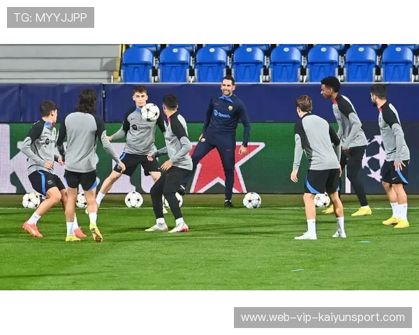 巴萨球员在训练中练习“无球诱导”以创造进攻空间