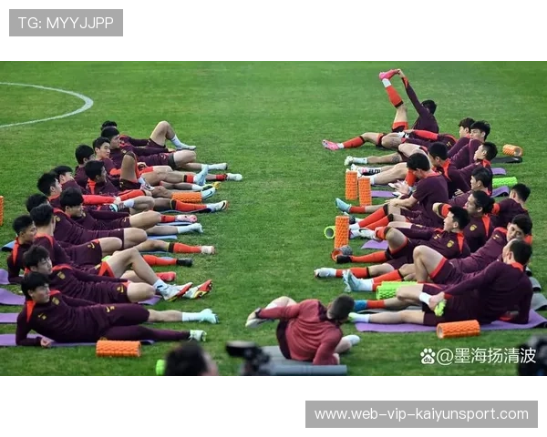 球员在训练中展示新带球动作，后卫被迫加紧防守练习