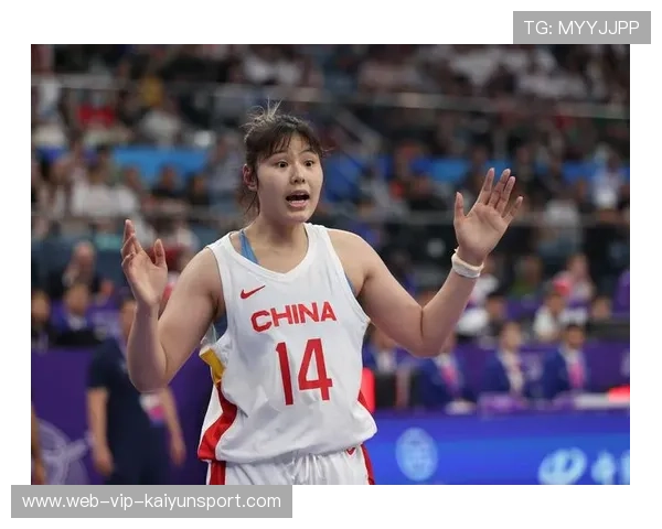 李月汝更新近况：护具与裙子也能很搭，李月汝生活照