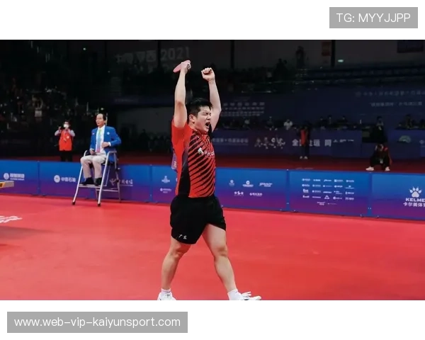 樊振东第一次现场看英超，笑容比小胖还灿烂？，樊振东体坛英豪